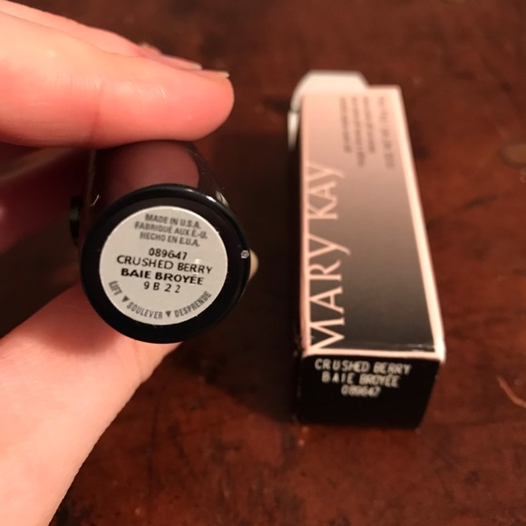 Mary Kay® Gel Semi-Matte Lipstick- Crushed Berry - Picture 4 of 7